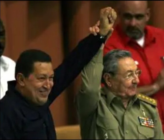 Estrell32286491's tweet photo. “Ni él sospechaba lo grande que era”, dijo #FidelPorSiempre sobre el combatiente infatigable cuyo ejemplo se acrecienta a 10 años de su partida fisica. #ChavezVive. https://t.co/PqEW8Ijqne