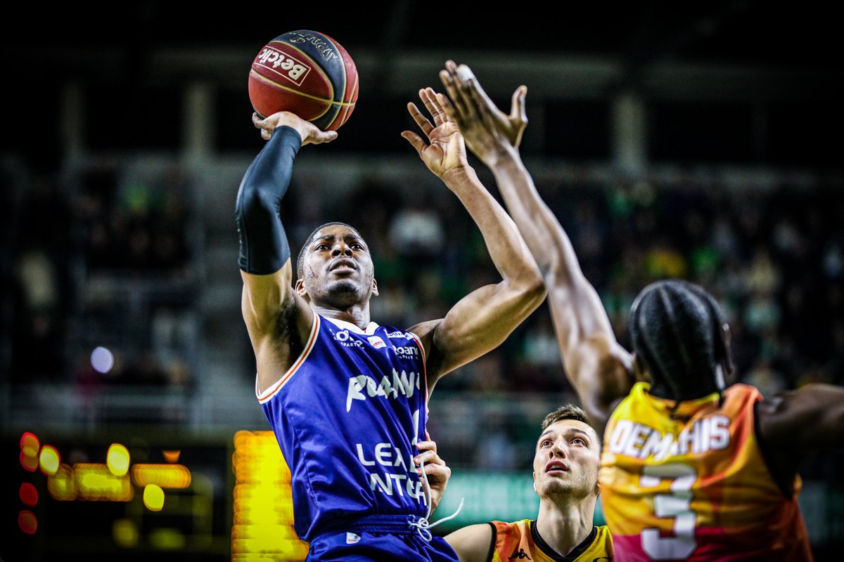 ChoraleRoanne's tweet photo. C'est ce qu'on appelle une reprise pied au plancher 🦿
📷 @ESSMbasket
#ESSMCHO #BetclicELITE #ChoraleNation https://t.co/hzmRV8YbYQ