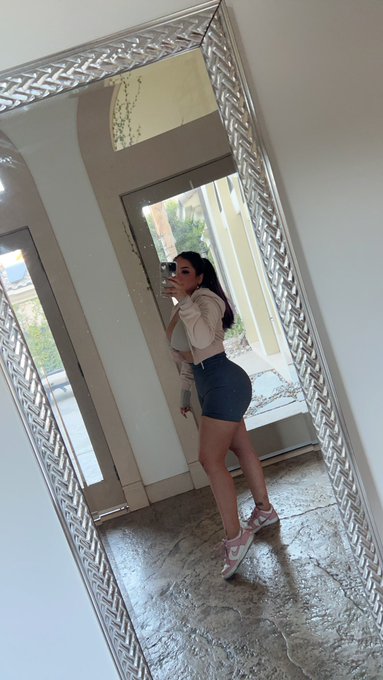 1 pic. thiccccy https://t.co/LVRu5MSEMd