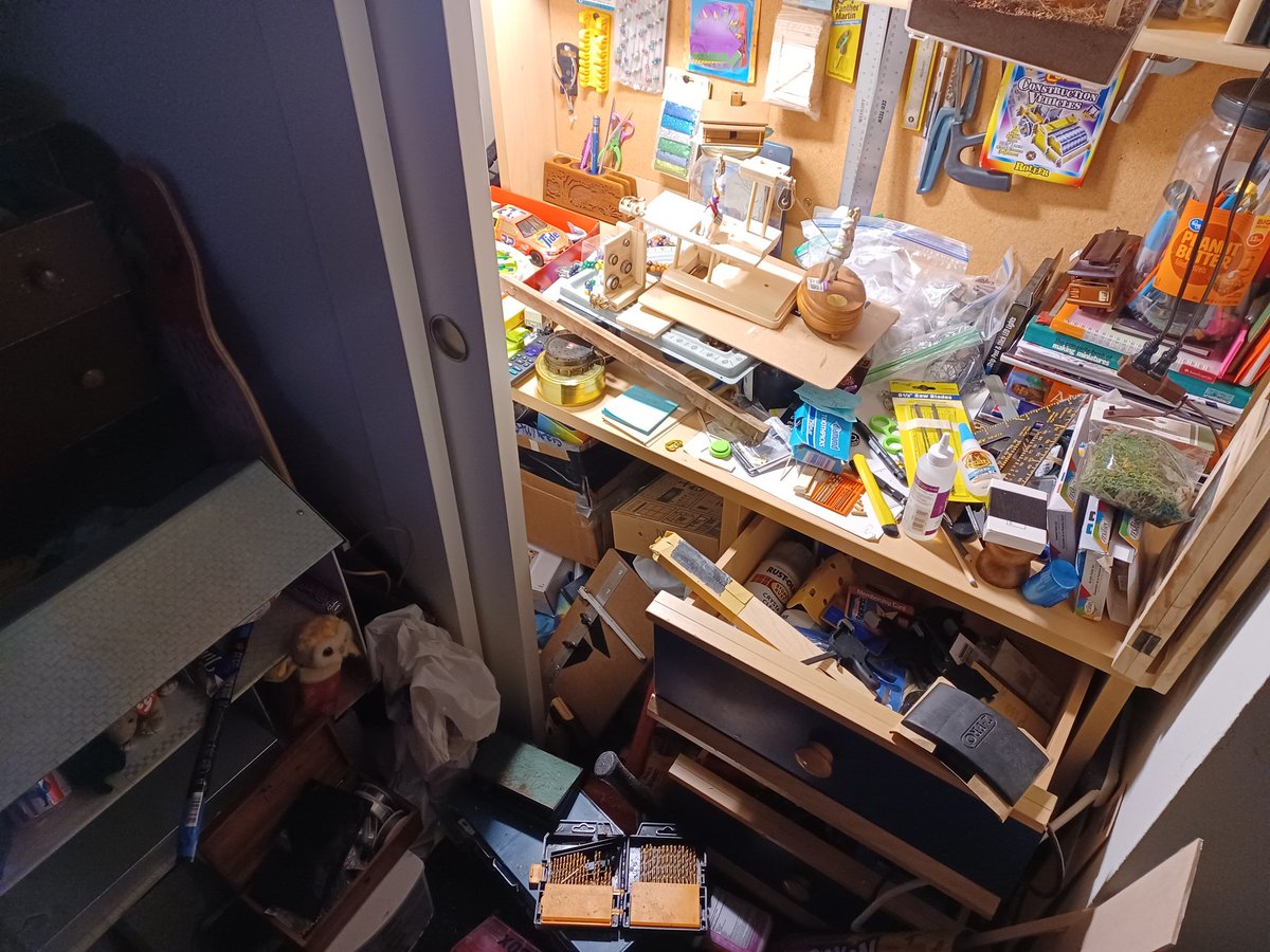 AndMiniature's tweet photo. What my desk looks like on a day to day basis! It is very chaotic but I enjoy doing my art 🎨 in these conditions and it helps with my imagination ❤️ https://t.co/LNbGAj7lXz