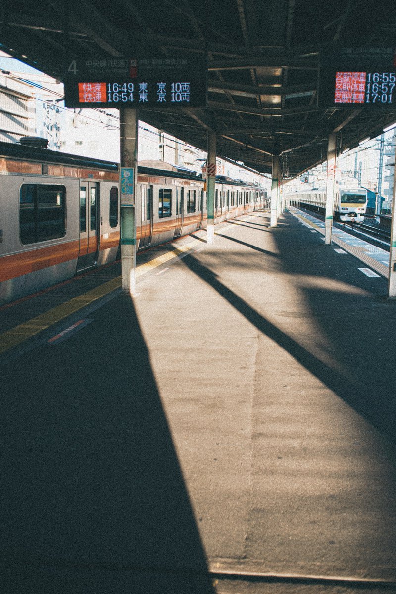 駅に差す光は美しい

#中央線
#写真好きな人と繋がりたい
#ファインダー越しの私の世界