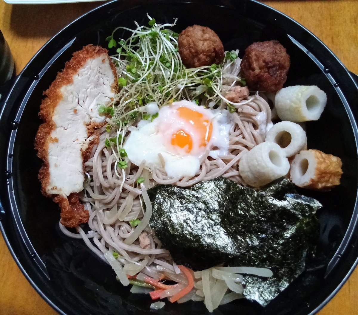 爽やかな日曜～ ビューティフルサンデー🏆🏁 日曜日のお昼ご飯です。 『我が家特製の蕎麦』です。🍱🍴☕ 休みの午後はまったりとします。 今週は断酒することにしたので呑めません。🍻🍶⤵ こんな素敵な日に呑めないなんて👀🆘🚀