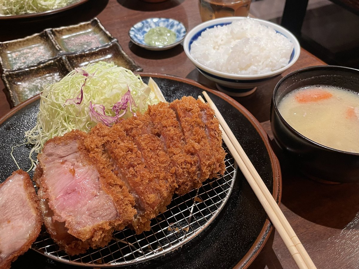 foodiefairy22's tweet photo. 1. 긴자 돈카츠 아오키
도쿄에서의 첫 끼는 돈까스로 ! 
타베로그, 구글맵 평점이 높은 건 물론이고 너무나 유명한 아오키. 1시간 정도 대기 후에 입장했는데 카타로스 (목등심) 첫 한입에 웨이팅의 노고가 사르륵 녹아 없어졌다. 🤤 쫀쫀한 고기의 육향이 대단하고 쌀밥, 돈지루도 감동적인 맛.. https://t.co/ZHhkSwYWBh