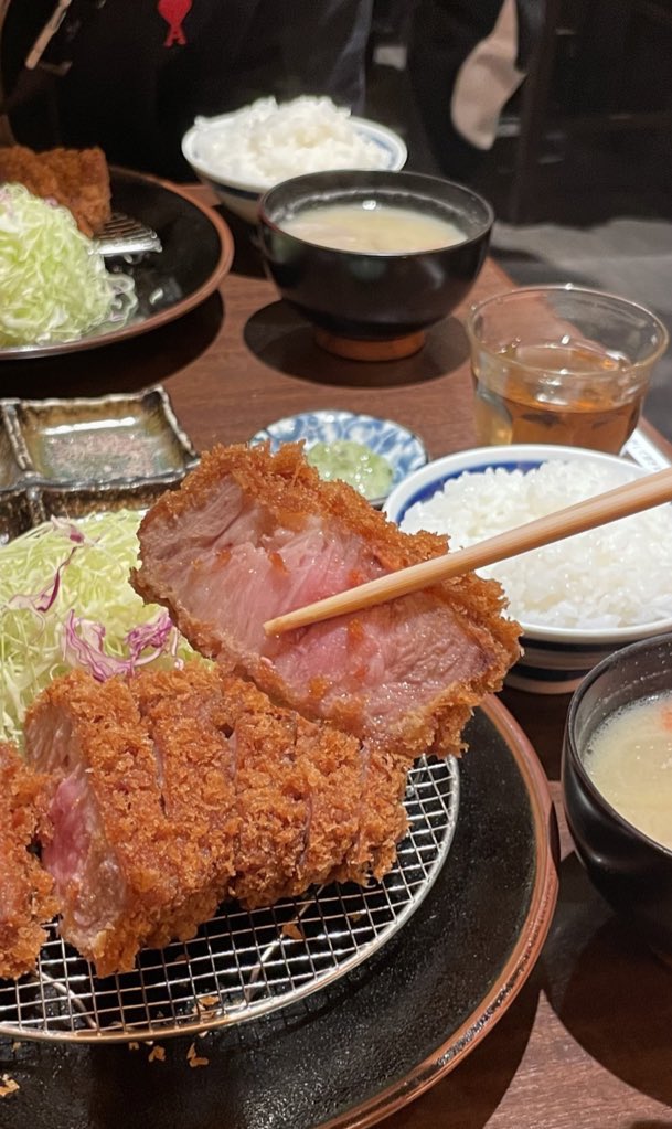 foodiefairy22's tweet photo. 1. 긴자 돈카츠 아오키
도쿄에서의 첫 끼는 돈까스로 ! 
타베로그, 구글맵 평점이 높은 건 물론이고 너무나 유명한 아오키. 1시간 정도 대기 후에 입장했는데 카타로스 (목등심) 첫 한입에 웨이팅의 노고가 사르륵 녹아 없어졌다. 🤤 쫀쫀한 고기의 육향이 대단하고 쌀밥, 돈지루도 감동적인 맛.. https://t.co/ZHhkSwYWBh