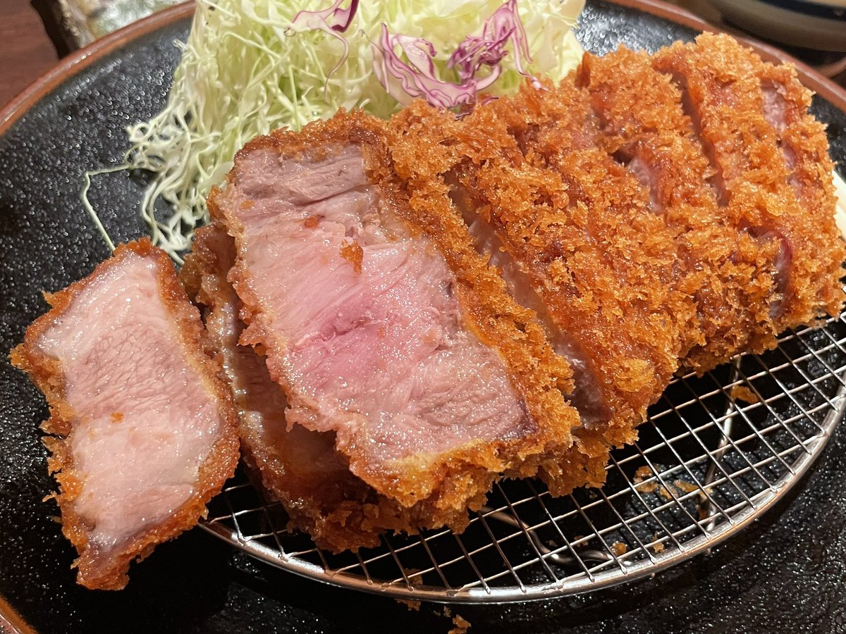 foodiefairy22's tweet photo. 1. 긴자 돈카츠 아오키
도쿄에서의 첫 끼는 돈까스로 ! 
타베로그, 구글맵 평점이 높은 건 물론이고 너무나 유명한 아오키. 1시간 정도 대기 후에 입장했는데 카타로스 (목등심) 첫 한입에 웨이팅의 노고가 사르륵 녹아 없어졌다. 🤤 쫀쫀한 고기의 육향이 대단하고 쌀밥, 돈지루도 감동적인 맛.. https://t.co/ZHhkSwYWBh