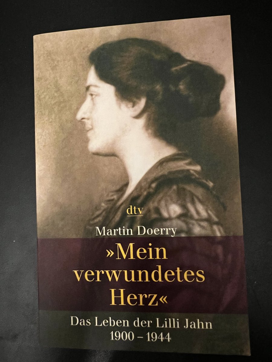 Peine01's tweet image. Lilli Jahn war eine deutsche Ärztin jüdischen Glaubens und Opfer des Nationalsozialismus. Ihre Briefe gelten als wichtiges literarisches Zeitzeugnis. Sie erschienen 2002 kommentiert unter dem Titel ,Mein verwundetes Herz’
5. März 1900 - 19. Juni 1944 in Auschwitz ermordet.