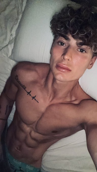 Who&rsquo;s up? 🌙 https://t.co/ICALir2gzJ