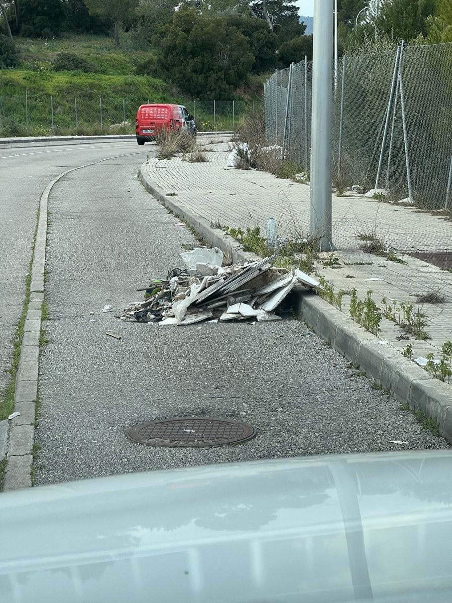 jgrm10's tweet photo. @ajuntpalma @EMAYA_Palma c/ Sa Teulera…a què espera s’ajuntament de palma? Es una vergonya de carrer, de ciutat…i falten imatges…no es pot entendre…això sí, comprar vots i pujar impostos en sabeu una estona… https://t.co/DjyxnOn5XC