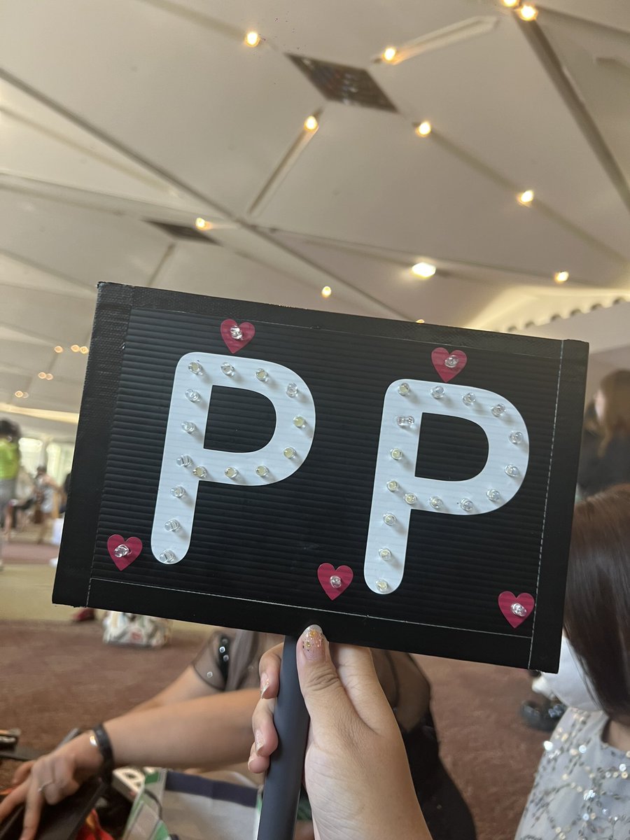 จุดรับป้ายไฟคือข้างแบล็คดรอปตรงโต๊ะนั่งเลยนะคะ เริ่มแจกเวลา 15:30 น.นะคะ  #PPKritLitGlitter_Day2