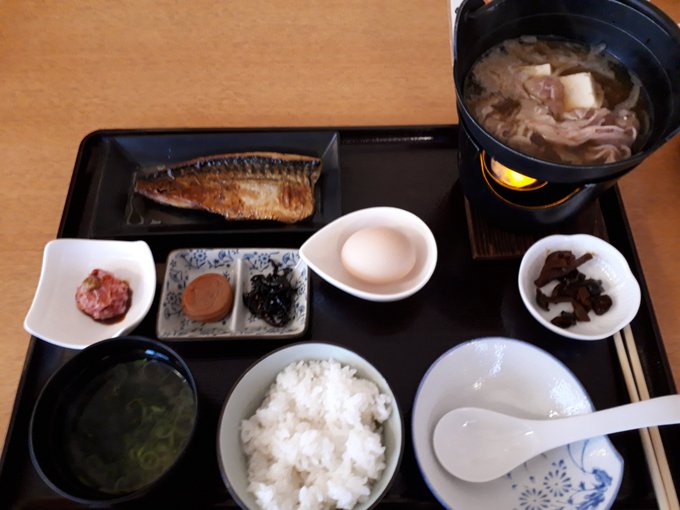 こちらは今朝の朝食。肉豆腐が美味しかった‼️  