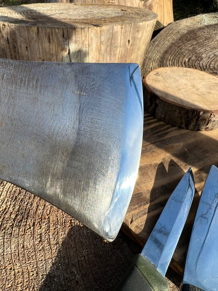 utti1011's tweet image. 沢山遊ばせてもらったら忘れちゃいけない頼れる相棒たちのメンテナンス🗡🪓🪚

野に繰り出してスパッと行かないと凹むのでちょっとでも手をかけ愛でます笑

薪に付いてた石で斧がチップしちゃったので少しずつ直していきます。

次も楽しく頼んますよ😁