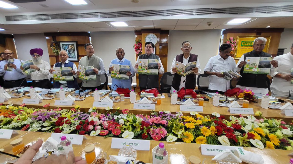 drusawasthi's tweet photo. Sh. @kjpatelparadeep, Unit Head, IFFCO Paradeep welcomed me along with other members of Board of Directors of IFFCO during the 561th Board Meeting of IFFCO. The board also unveiled the few reports on plant improvements &amp; modifications. https://t.co/hnVE5hA5fh