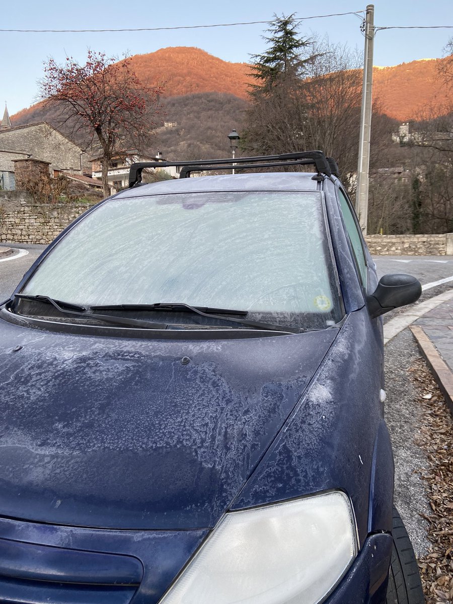 acitrezzoto's tweet photo. La mia macchina ha 22 anni e quasi 200 mila km. Lavoro ininterrottamente da 3 anni ma ho 2400€ in banca. Sono lontano dalla famiglia e sono angosciato.
Ma sto tentando di costruirmi un pezzo di futuro, quel poco possibile, perché ancora ci credo.
So che ne vale la pena https://t.co/XAdznHoihz