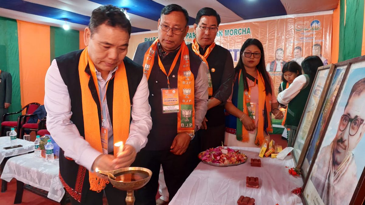 ApBjkm's tweet photo. State executive meeting of kisan morcha was conducted successfully at Gelling,the last border village with Tibet of upper siang district. Some farmers from various centrally sponsored schemes were also felicitated.
@PMOIndia @JPNadda @Rajkumarchahar9 @PemaKhanduBJP @libang_alo https://t.co/fNn0VwkKmx