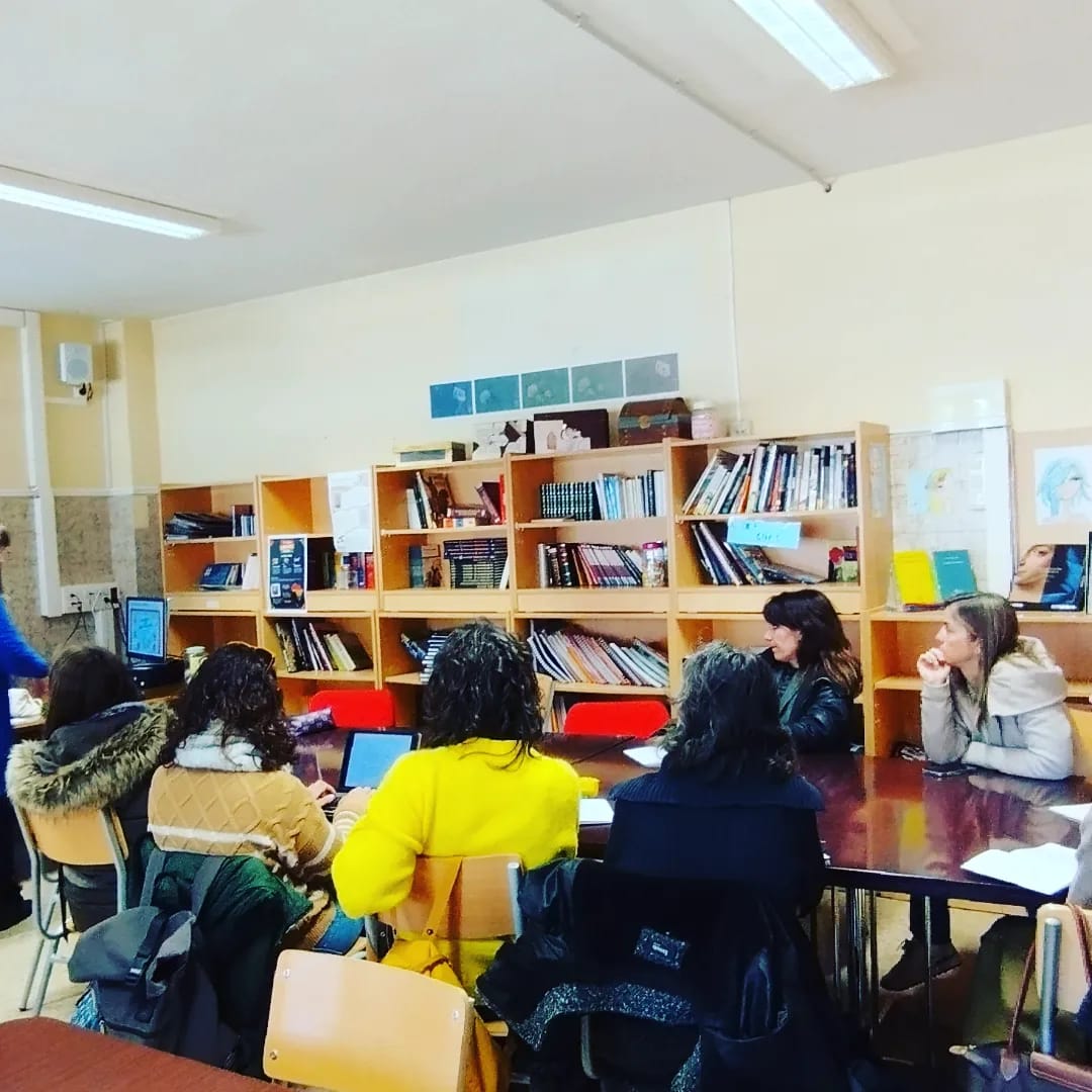 ieselpicarral's tweet photo. Compañeras del programa "Mira y actúa", que vienen de otros centros a observar cómo  trabajamos,asistencia a una charla sobre el trabajo de Investigación  de 1° de Bachillerato impartida por la profesora y coordinadora María Coduras.
#AINVES #investigamosjuntos
@InnovaEducAr https://t.co/IWGM6kjhU3