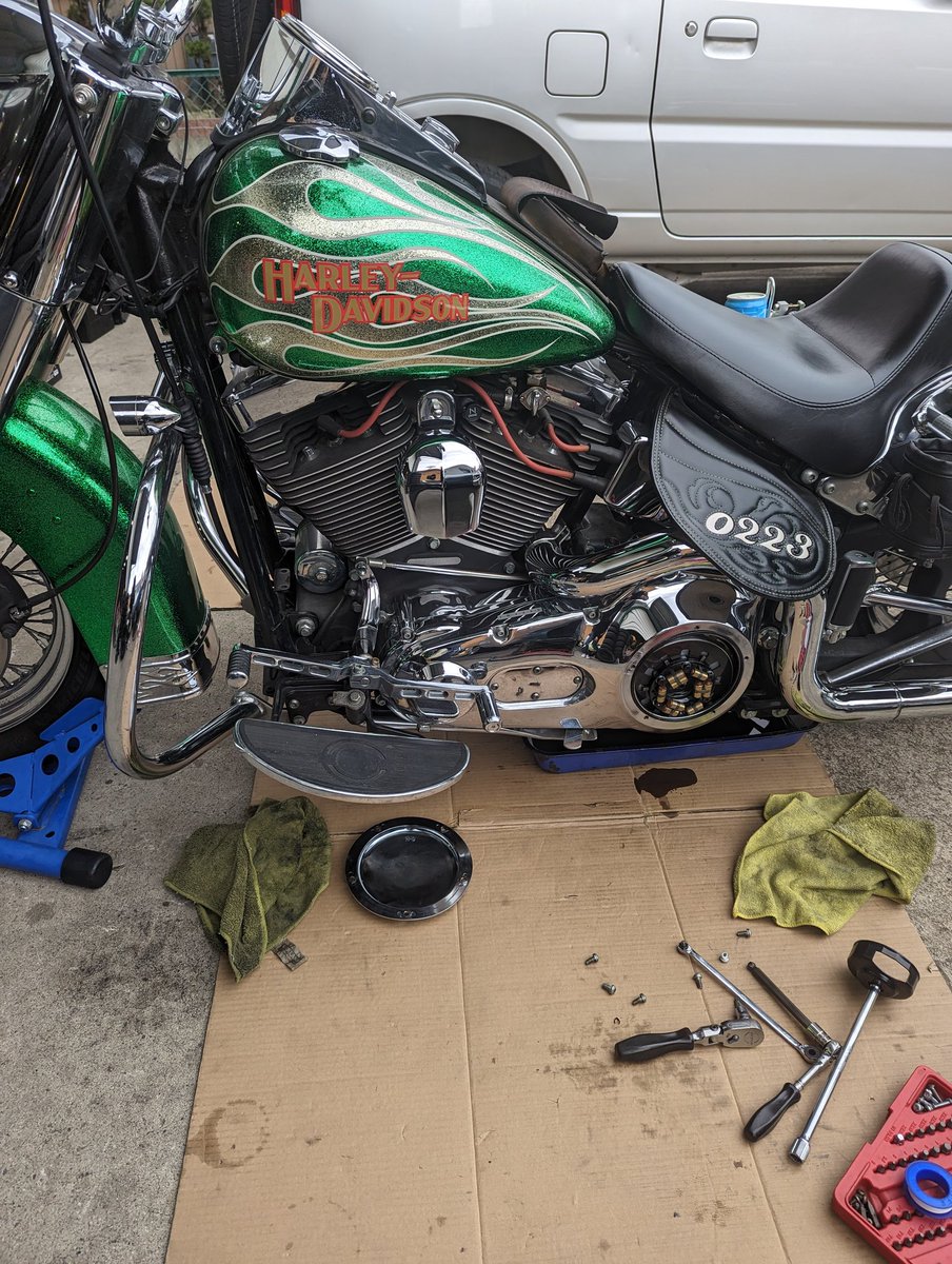 TetsuBBAyuusan's tweet image. オイル交換とプラグ交換してもらってアクセル開けて被り気味だったのが直った✌✨絶好調になった♪
そのうち2枚目写真の部品交換しないと経年劣化でガソリン滲んでる🤣
#ファットボーイ
#絶好調
#キャブ車
#ギラギラフレーク
#緑の髪の毛と緑のバイク