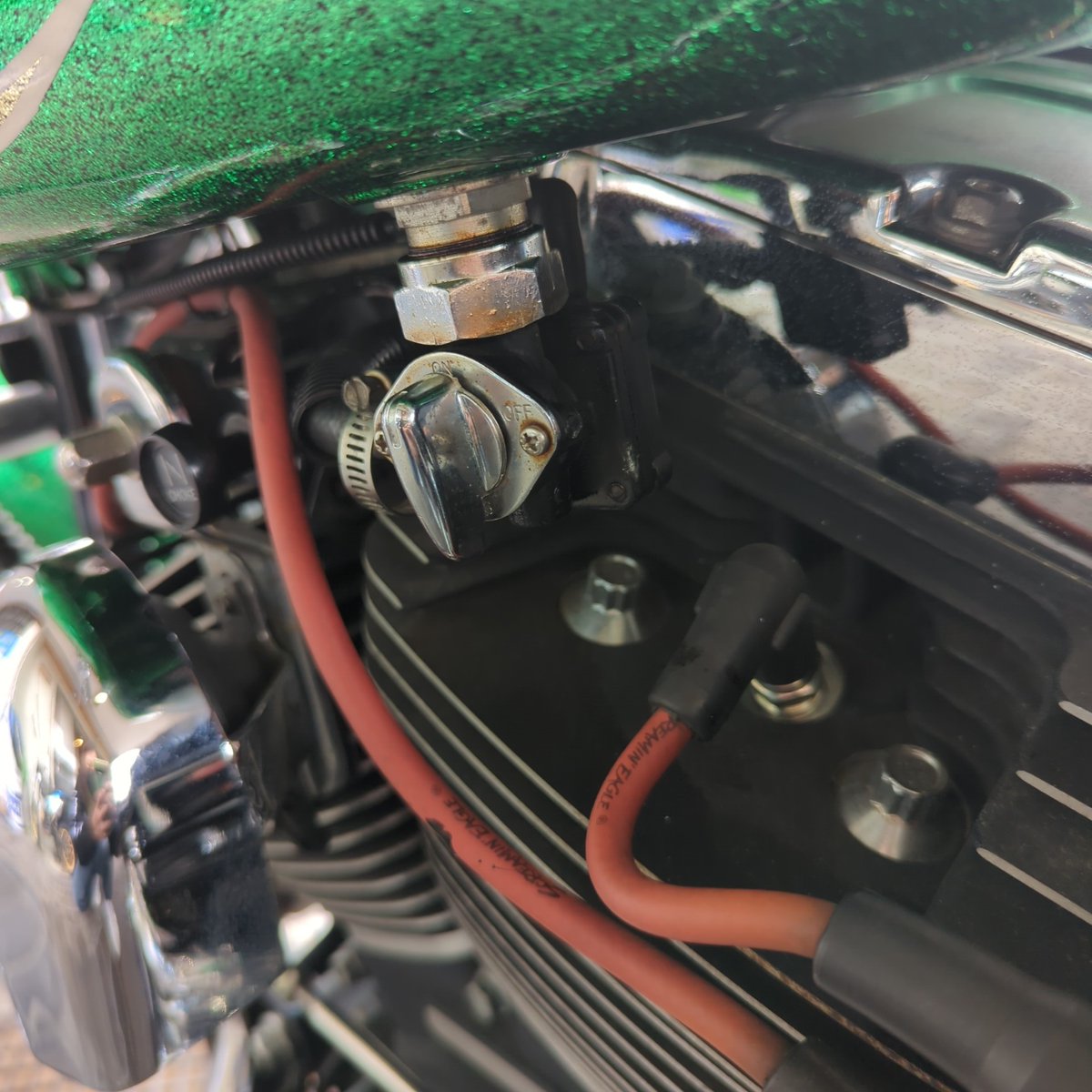 TetsuBBAyuusan's tweet image. オイル交換とプラグ交換してもらってアクセル開けて被り気味だったのが直った✌✨絶好調になった♪
そのうち2枚目写真の部品交換しないと経年劣化でガソリン滲んでる🤣
#ファットボーイ
#絶好調
#キャブ車
#ギラギラフレーク
#緑の髪の毛と緑のバイク