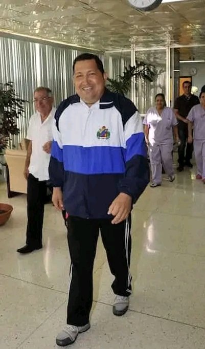 Hoy recuerdo tanto tu voz, hoy recuerdo tu mirada tu sonrisa y tu corazón, hoy lloro con tan solo ver un documental sobre usted, hoy recuerdo tu gran historia.Nadie piensa que se ha ido ..para la partida de este amigo no hay adiós difinitivo.y esta con Sandino, Che Marti, Bolívar