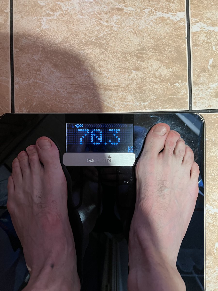 MarekGajACMilan's tweet image. Podczas wyścigu można dużo wypocić 😎 w sumie to jestem w szoku, bo dawno się nie ważyłem i myślałem, że jest grubo ponad 75kg, a tu przed wyścigiem była taka niespodzianka 👊⛰🚴‍♂️🔥 Przed/Po #zwift #weighing