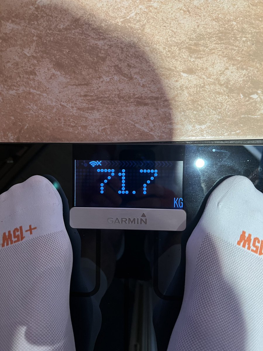 MarekGajACMilan's tweet image. Podczas wyścigu można dużo wypocić 😎 w sumie to jestem w szoku, bo dawno się nie ważyłem i myślałem, że jest grubo ponad 75kg, a tu przed wyścigiem była taka niespodzianka 👊⛰🚴‍♂️🔥 Przed/Po #zwift #weighing