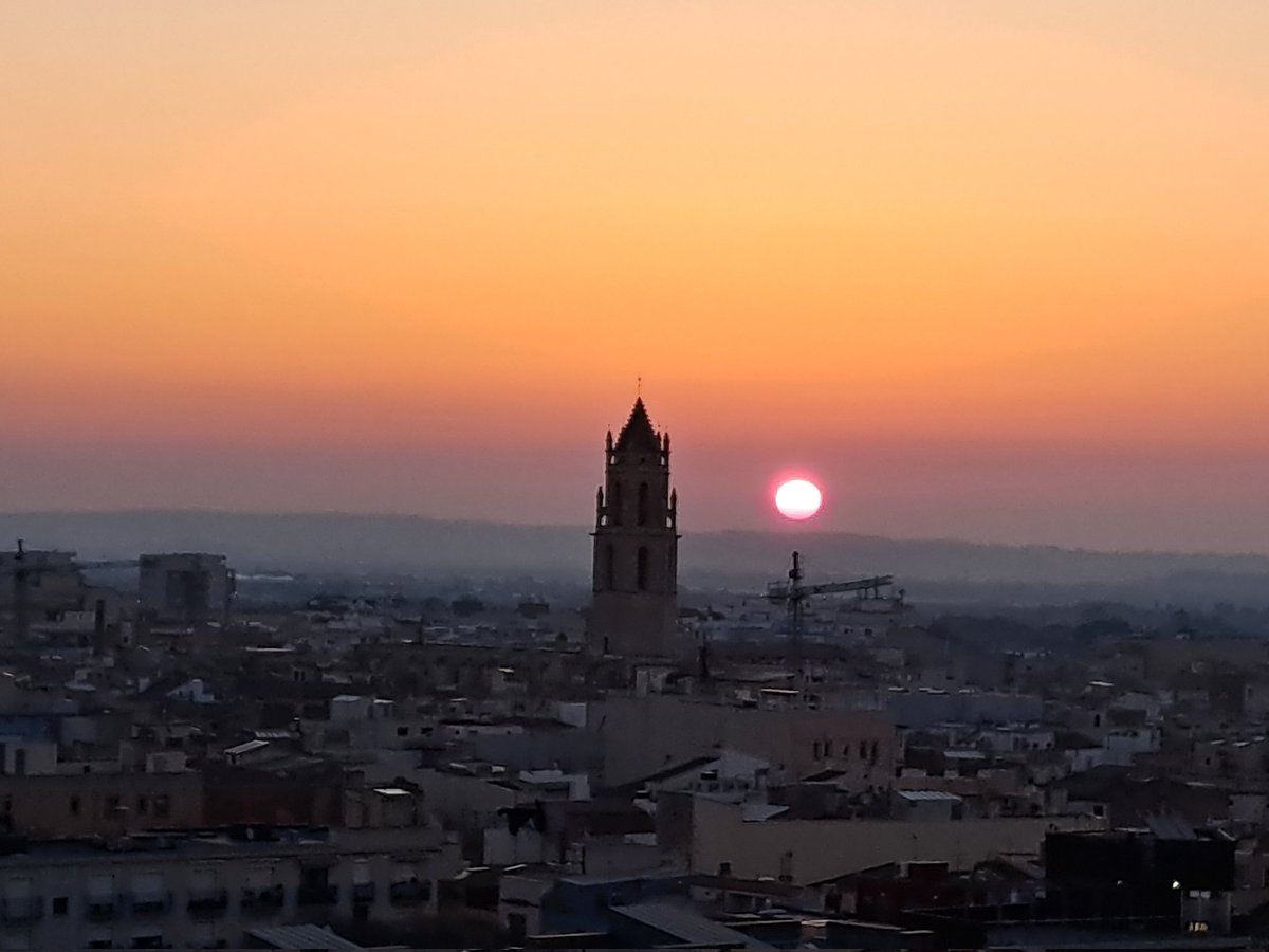 S'aixeca un nou dia contemplant aquestes vistes #Reus #bondia #bondiumenge #SunsetLovers #sunsetphotography