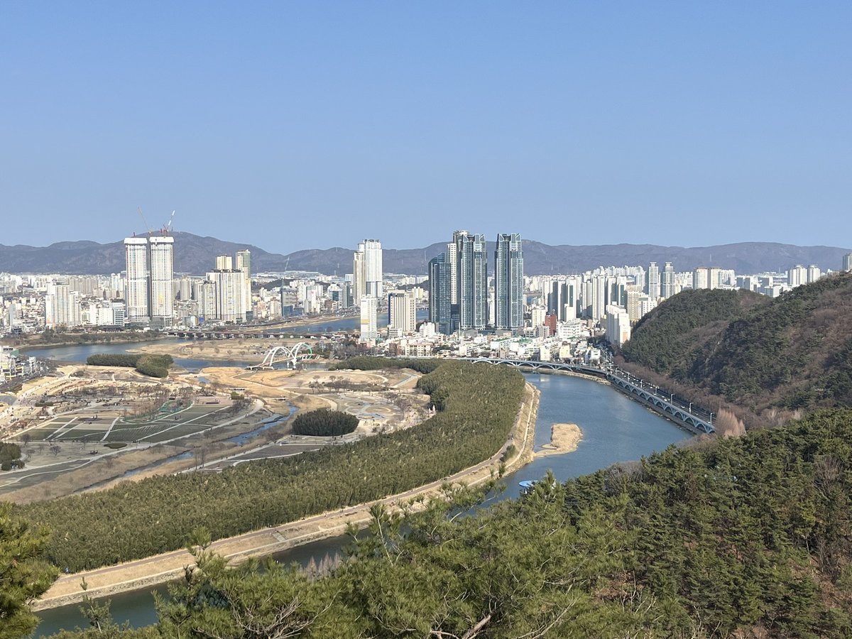 jooyong_yi's tweet photo. Interesting parallels: Natural river vs Artificial river — photos taken at the same spot https://t.co/VFo2SG8JXP