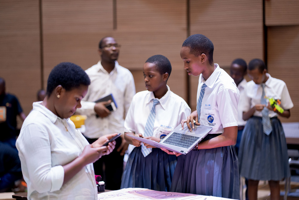 Ishuri ry’Abakobwa rya Maranyundo (MGS) ryo mu Karere ka Bugesera ryegukanye igihembo mu gukora imishinga ibyara ingufu zitangiza ibidukikije hifashishijwe za robots, rinatsindira kuzajya mu marushanwa nk’ayo azabera muri Maroc ku rwego rwa Afurika.
ow.ly/fU5j50N92vT