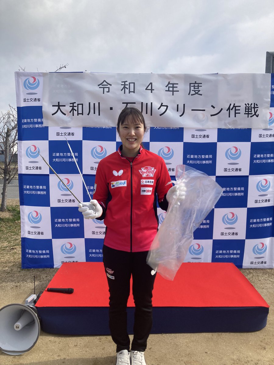 nissay_redelf's tweet photo. 大和川・石川クリーン作戦に #笹尾明日香 選手が参加いたしました🧹✨

#日本生命レッドエルフ のホームタウンである大阪府のために、精一杯清掃に力を入れてくれました☺️
また、清掃に来てくださった地元の方々とも交流できました！！
これからも大和川・石川が綺麗になりますように😊✨✨ https://t.co/y4myJV8zgu
