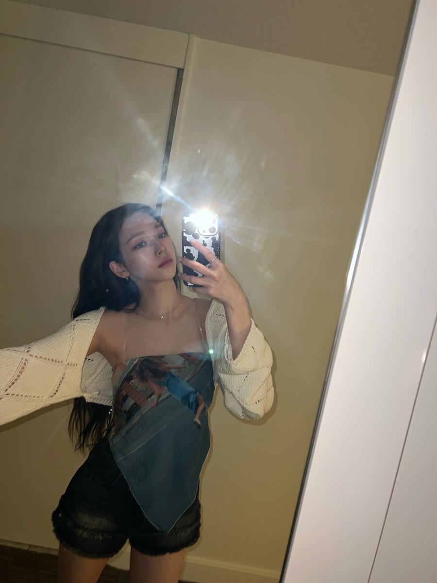 YOOJlMIN's tweet photo. Feelin’ so cute as I casually dressed up to run some errands. Hence, mirror selfies would be a must! Flashy and sassy as I showed off some outfits that I usually wear on daily basis. P-P-Pretty, don’t ya think? ‹3 https://t.co/YR9n5bCdQg