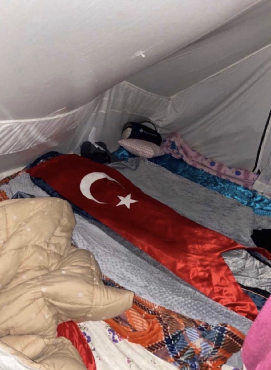 Deprem sebebi ile görevli olarak Hatay’a giden ve Şehit düşen Polisimiz Muhammet Tarakçı’nın yatağı. 

Ruhun şad olsun Yiğidim!