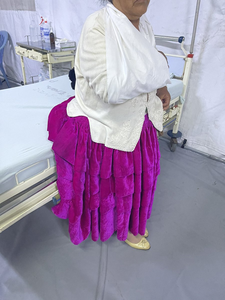 drantonioquispe's tweet photo. “A la mamita Luisa la #PolicíaNAZIONAL le rompió la muñeca cuando reprimieron a los Peruanos que pacíficamente se manifestaban en el Campo de Marte!!!”

Los #Brigadistas la atendimos y la evacuamos al Loayza donde está a la espera de que le descansen fractura distal de cubito… https://t.co/FoOpJgQqCa
