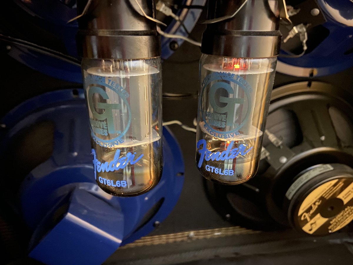 swb2009's tweet image. 昨日のスタジオで判明したパワー管切れ。そしてかなりググったがこのアンプはバイアス固定っていうのがしんどい。素人でも調整できるように改造できんものかね？可変抵抗とかで。玉の在庫がどこにもない。そしてジャスコの安定を悟る。#6l6 #真空管　#fenderbluesdeville