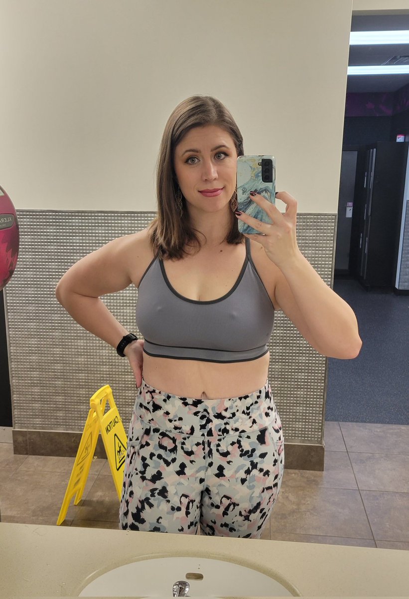 Samanthanolimit's tweet photo. Hit that workout early today, then worked the home show at the blue chip casino. #dumbbellchestpress #overheadpress #shrugs #lateralraises #triceppushdowns #bicepcurls #walking #musclemommy #eatyourprotein #fitness #gymrat #sexy #gymgirl #healthylifestyle #transformation https://t.co/qXP6MRDgvl