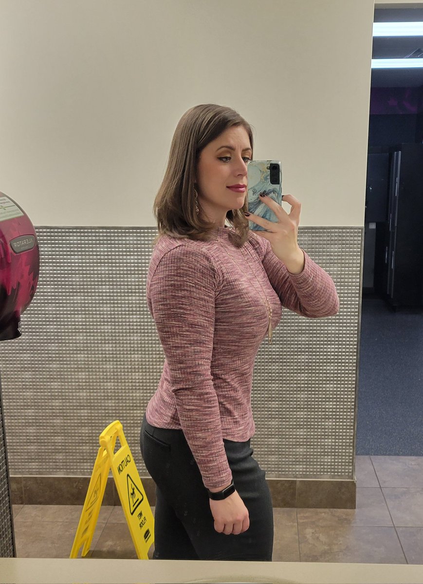 Samanthanolimit's tweet photo. Hit that workout early today, then worked the home show at the blue chip casino. #dumbbellchestpress #overheadpress #shrugs #lateralraises #triceppushdowns #bicepcurls #walking #musclemommy #eatyourprotein #fitness #gymrat #sexy #gymgirl #healthylifestyle #transformation https://t.co/qXP6MRDgvl
