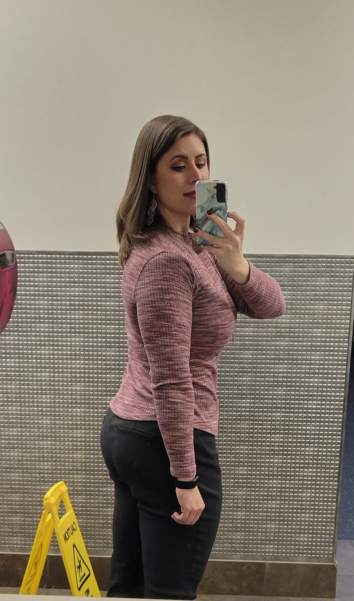 Samanthanolimit's tweet photo. Hit that workout early today, then worked the home show at the blue chip casino. #dumbbellchestpress #overheadpress #shrugs #lateralraises #triceppushdowns #bicepcurls #walking #musclemommy #eatyourprotein #fitness #gymrat #sexy #gymgirl #healthylifestyle #transformation https://t.co/qXP6MRDgvl