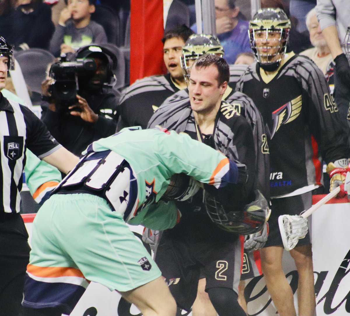 ship4lax's tweet photo. An old school @NLLwings lax game.  @LacrosseWeTrust photo credits https://t.co/BOGyGkg5gN