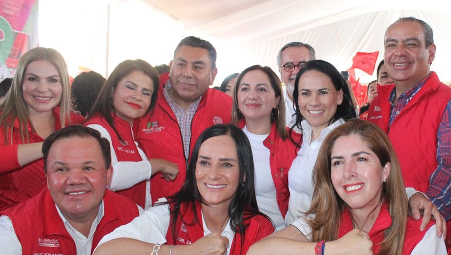 AlejandraDMV's tweet photo. ¡Felicidades por un año más de resultados! Continuemos unidos, comprometidos y con paso firme para hacer más por nuestro estado y construir de la mano de las familias mexiquenses. #AniversarioPRI #UnidosPorEdoméx #AleDelMoral https://t.co/t0xKT6aWJQ