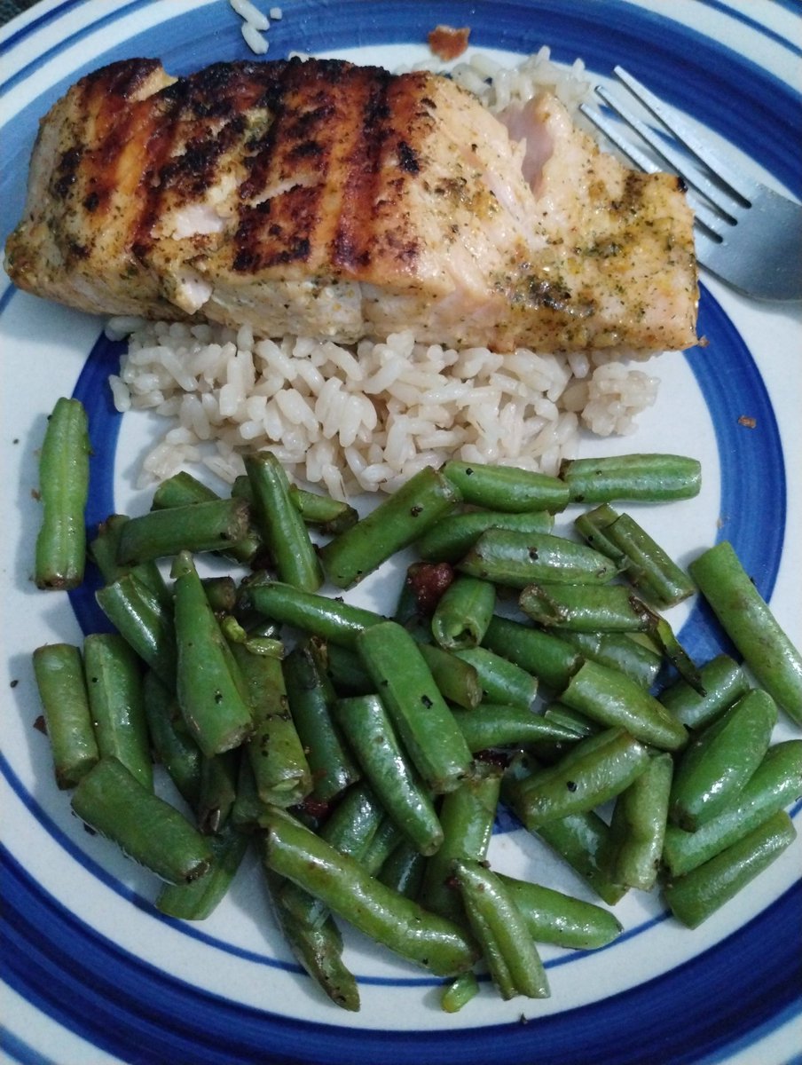 #Dinner grilled salmon with rice and some nice green beans. 👌🍽️