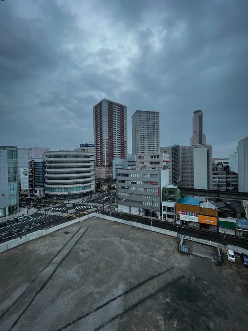 松菱パーキングに車を停めました。北側の松菱跡地が開けているので見晴らしが良いです。雨も相まって封印都市の風格があります。