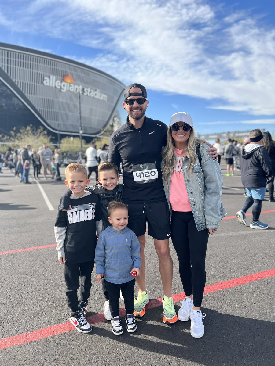 tstatezni's tweet photo. That’s a wrap from @AllegiantStadm! Fam in the house, 3rd in the 40’s group, a 5k PR, and a quick chip shot FG. #Raiders5k https://t.co/7PugzPpst4