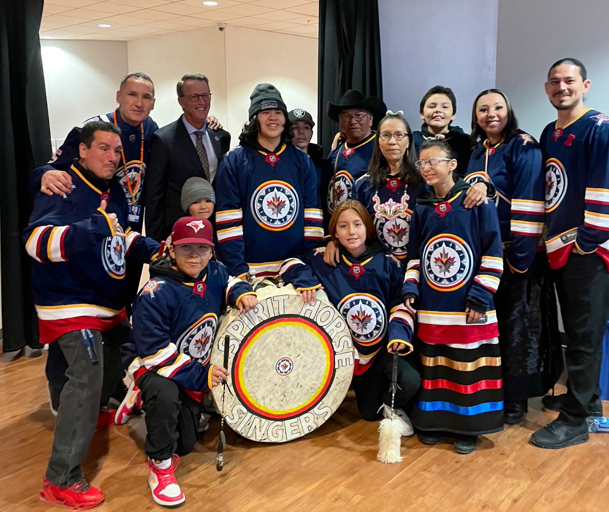 kevin_chief's tweet image. Seeing the kids excited &amp;amp; the smiles on their faces is priceless❤️Chi- Miigwech  @NHLJets @ManitobaMoose for helping #WASACNight youth celebrate being #ProudOfWhoTheyAre &amp;amp; #ProudOfWhereTheyAreFrom 🙏🏼🧡