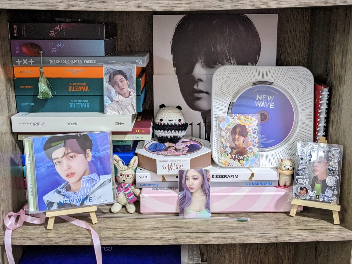 amandaa_ig__'s tweet image. just rearranged my shelf display and ngl it looks really nice! 

#HWANGMINHYUN #shelfdisplay #aesthetics