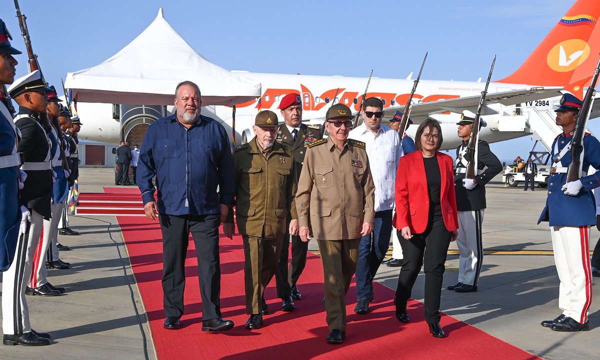 Junto al General de Ejército Raúl Castro Ruz, arribamos a la República Bolivariana de #Venezuela para participar en el Encuentro Mundial por la vigencia del pensamiento bolivariano del Comandante Hugo Chávez en el siglo XXI, en el marco del 10mo aniversario de su fallecimiento.