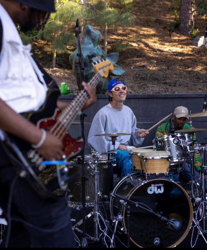 Pariii_10's tweet photo. We got #JB29 birthday pictures and damn he was with his favorite ppl away from all the toxicity living his best life. https://t.co/tHAZxVGHY7