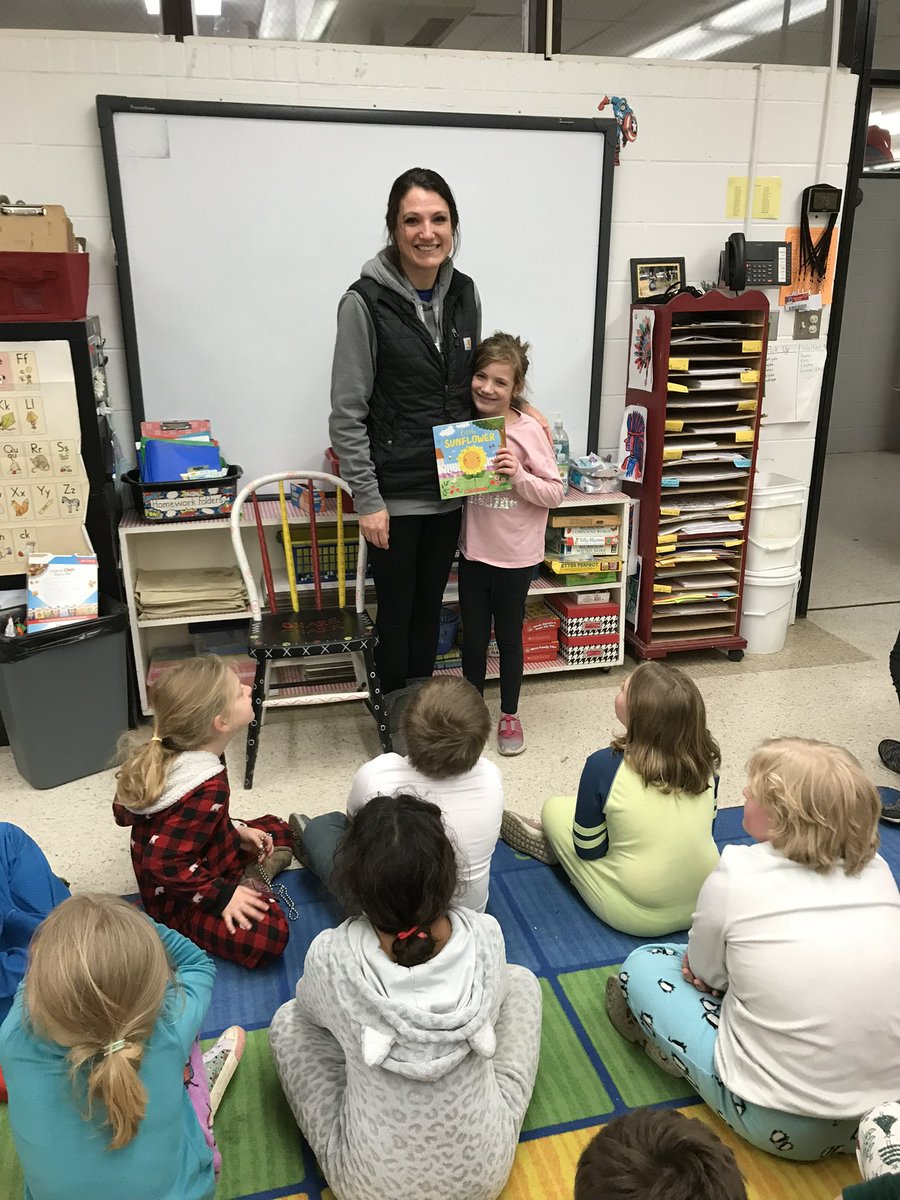 mrsparrishk5's tweet photo. An amazing Read In Day at #bhawkel ! We had many guest readers come and share their love of reading with the kiddos! ❤️📚@ClarkCoIndians https://t.co/XSy2YHmo7Z