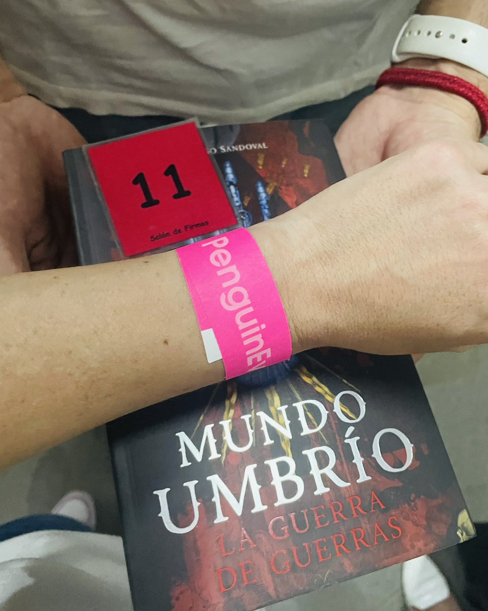 jandrapink's tweet photo. No pude entrar a la plática :( pero si ser la 11 para que me firmaran mi libro #MundoUmbrio @jaimealfonsos ❤️📚 y ya tenemos visa para el mundo umbrío https://t.co/08lLMkLpT1
