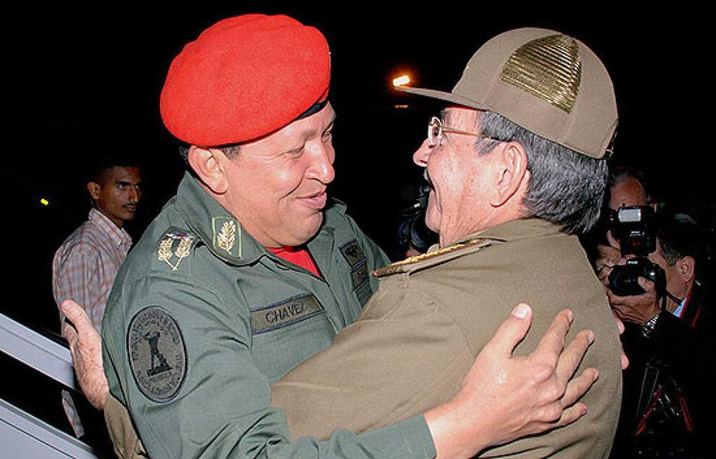 #TenemosMemoria Una delegación del alto nivel de #Cuba, presidida por el líder histórico de la Revolución, Raúl Castro, llegó hoy a Venezuela para rendir homenaje al comandante Hugo Chávez (1954-2013), a 10 años de su partida física. #ChavezVive