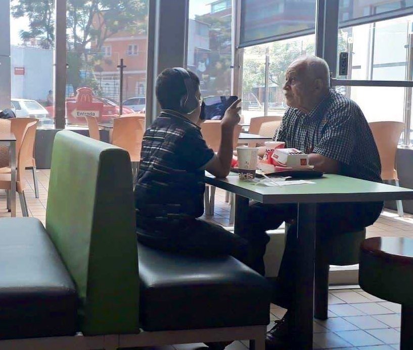 umda_panktiyaan's tweet image. परंपरा जब लुप्त होती है,
सभ्यता अकेलेपन के दर्द से मरती है।

~ दिनकर