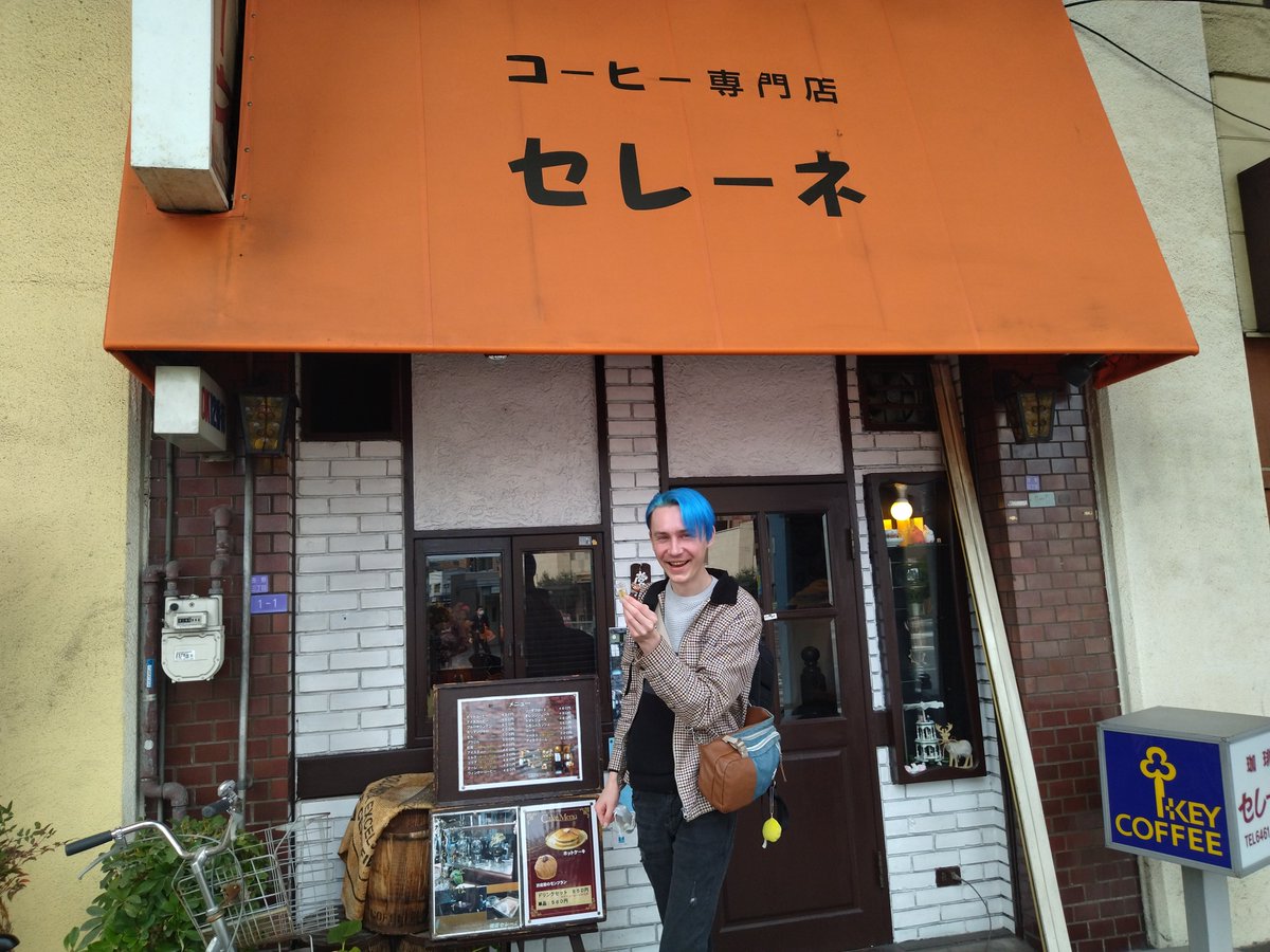 すごい不思議なことがおきたんですが、大阪にあるレトロな喫茶店でコーヒーを飲んでいたら、60歳ぐらいのお姉様が近づいてきて『兄ちゃんどっからきたん？遠いとこからよーきたなぁ。これあげるわ。はい、あめちゃん』って言ってキャンディもらったんですけど、これ一体どういうこと？？？？？？？？？