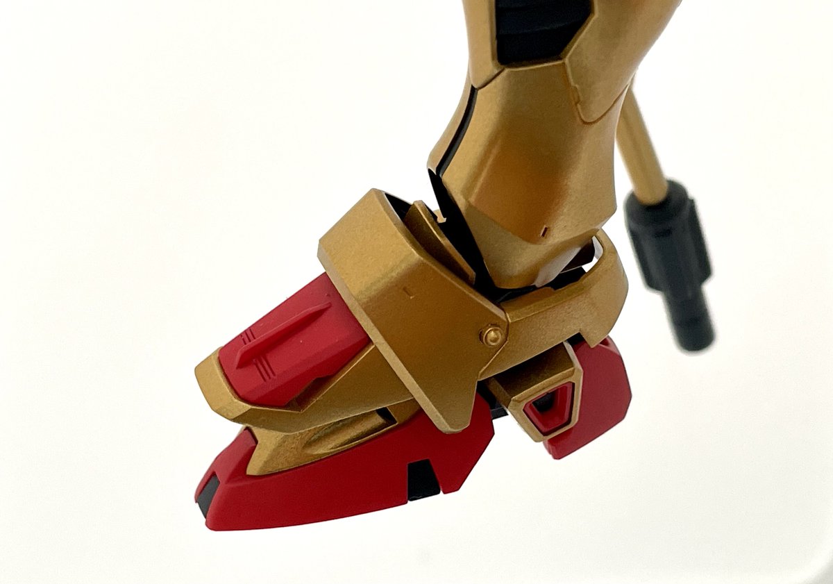 頭部はフェニーチェベースにビルドファイターズ風な機体に見えるようアレンジ。

特徴的な肩は、F91のもともとの構造を活かしつつそれらしくバックパックとドッキング👍

足の甲は、フリーダムの肩パーツを転用🙌